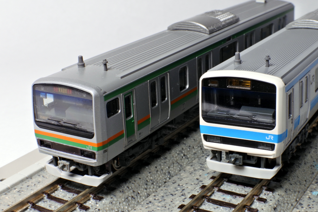 E231系1000番台と209系500番台の前面比較 E231系1000番台と209系500番台の前面比較 黒帯に注目