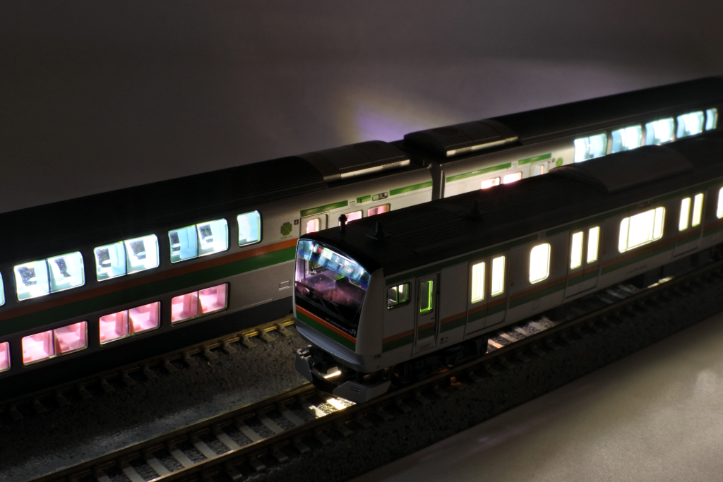 室内灯を装着したE233系 室内灯を装着したE233系