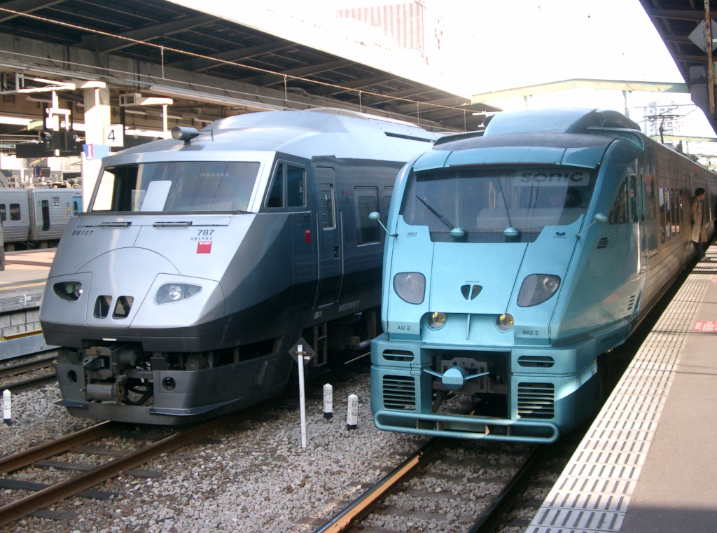 787系と883系